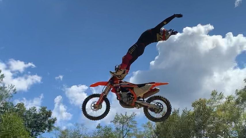 Jayden Archer zeigt einen Motocross-Stunt