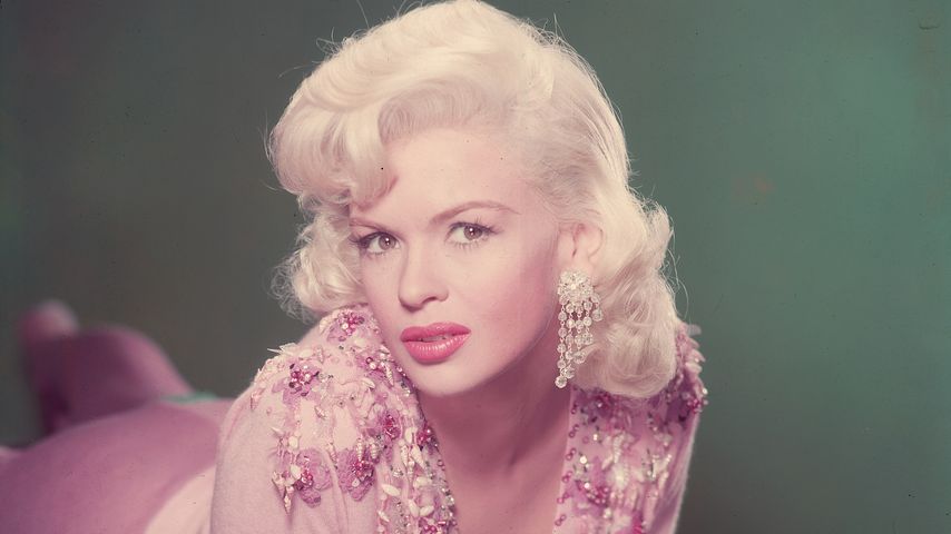 Jayne Mansfield schaut in die Kamera, ca. 1955.