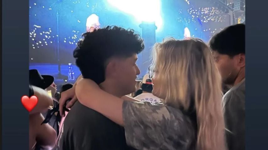 Jaz Elle Agassi turtelt mit ihrem Freund