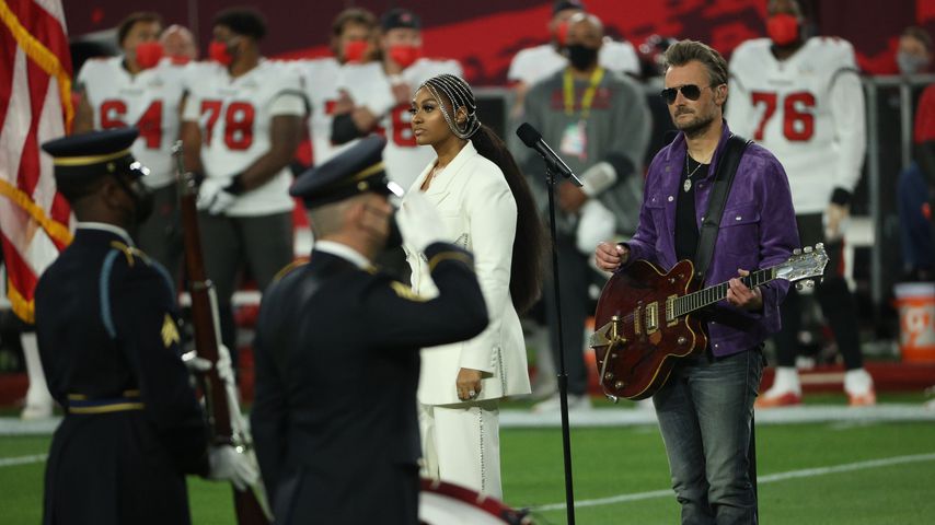Jazmine Sullivan und Eric Church beim Super Bowl 2021