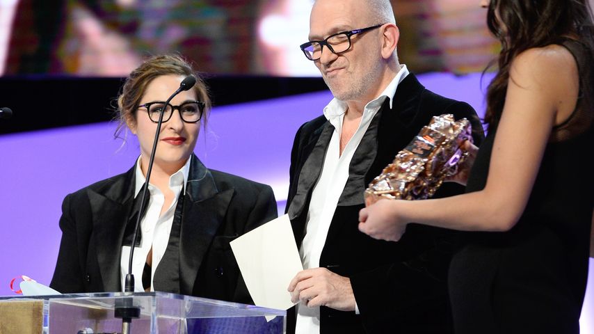 Gaultier versteckt vier Kinder unter'm Brautkleid