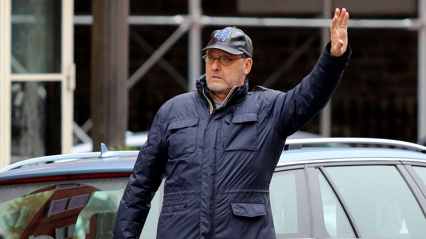 Ganz bescheiden: Jean Reno nimmt sich in New York ein Taxi!