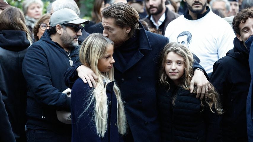 Jean Sarkozy mit Lola und Giulia Sarkozy vor dem Haus von Nicolas Sarkozy, 21. Oktober 2025.