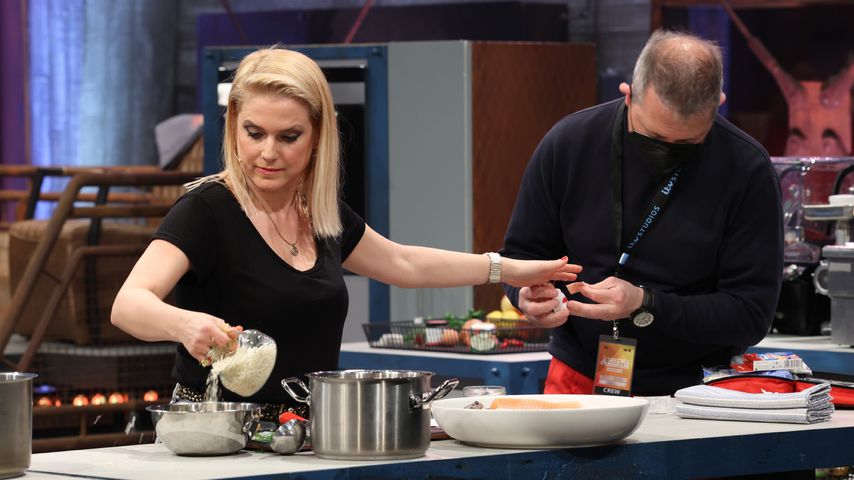 Jeanette Biedermann verletzt sich bei "Grill den Henssler"