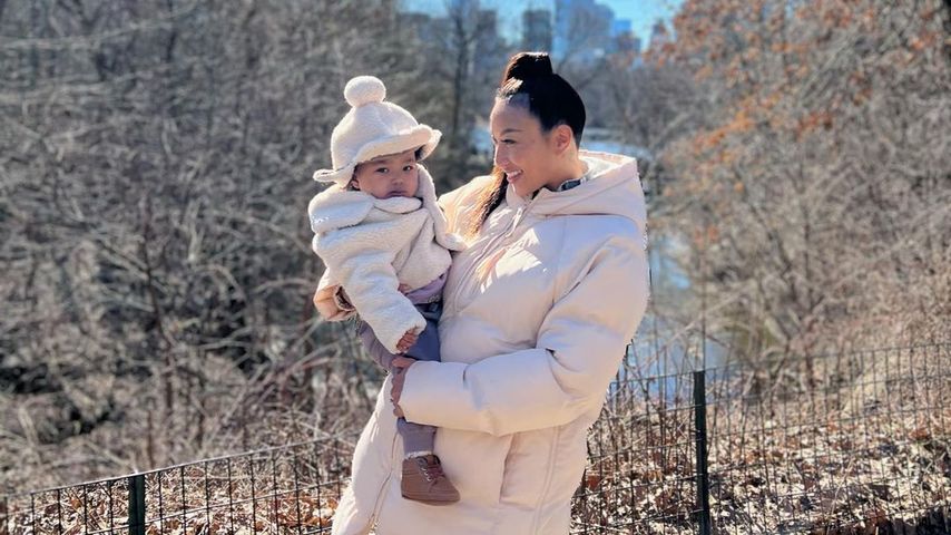 Jeannie Mai mit ihrer Tochter Monaco, Februar 2023