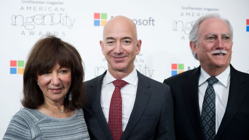 Jackie Bezos, Jeff Bezos und Mike Bezos, 2016