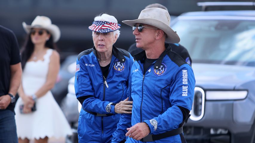 Jeff Bezos (r.) und Wally Funk nach ihrem Flug ins All
