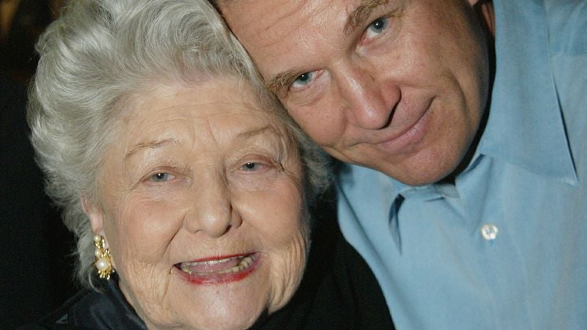 Jeff Bridges feiert mit seiner Mutter Dorothy Dean Bridges nach dem Modern Masters Award in Santa Barbara, 2003