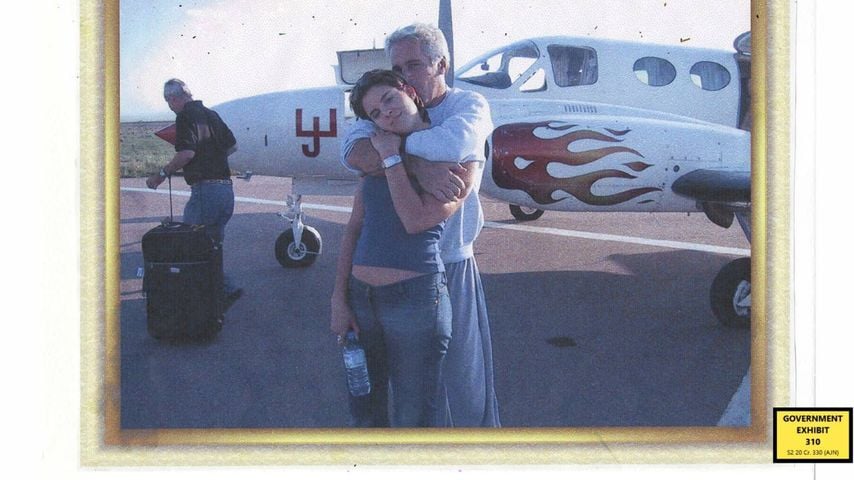 Jeffrey Epstein mit Sarah Kellen vor einem Flugzeug, eingereicht als Beweis im Prozess gegen Ghislaine Maxwell