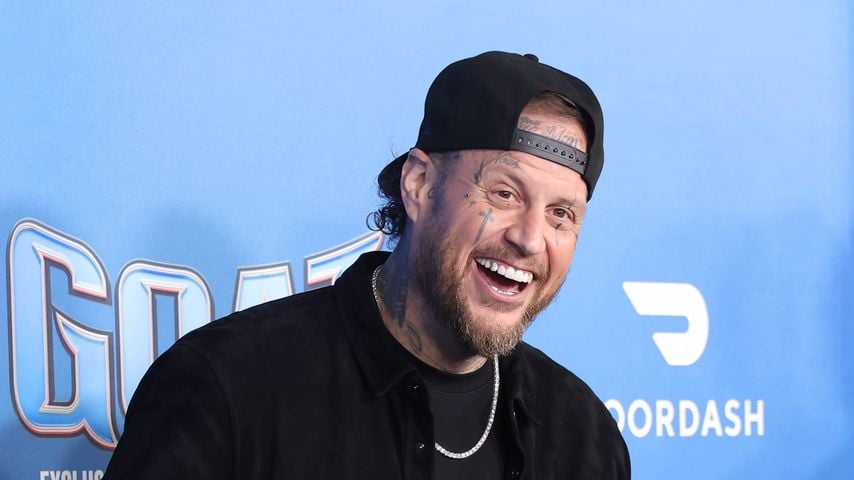 Jelly Roll präsentiert Sohn Noah stolz auf rotem Teppich