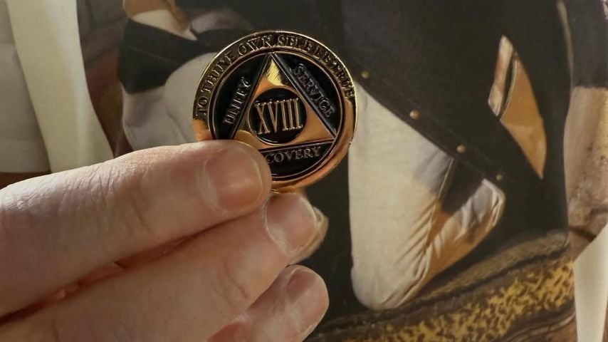 Eminem präsentiert seiner Community seine Nüchternheitsmedaille