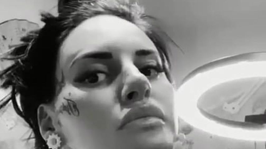 Jemma Lucy trägt jetzt den Namen ihrer Tochter im Gesicht!