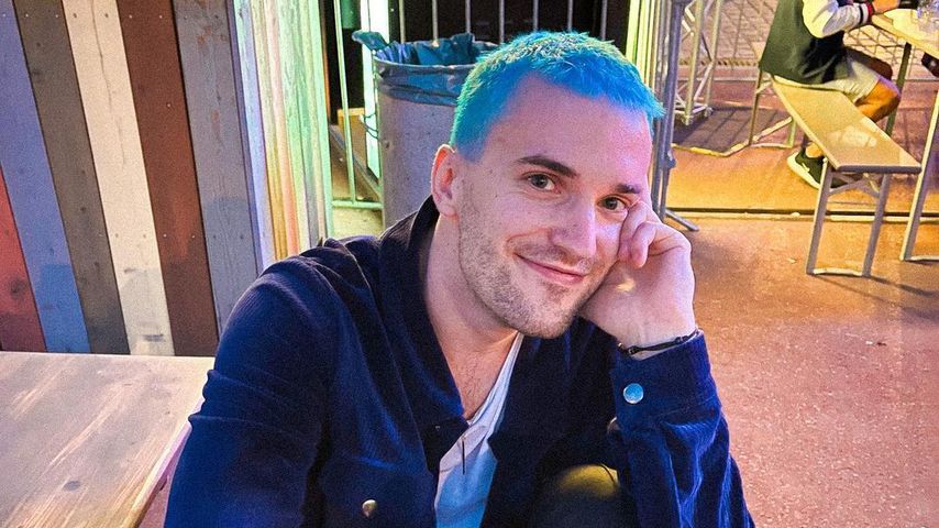 Kaum erkannt: ESC-Star Jendrik überrascht mit blauen Haaren