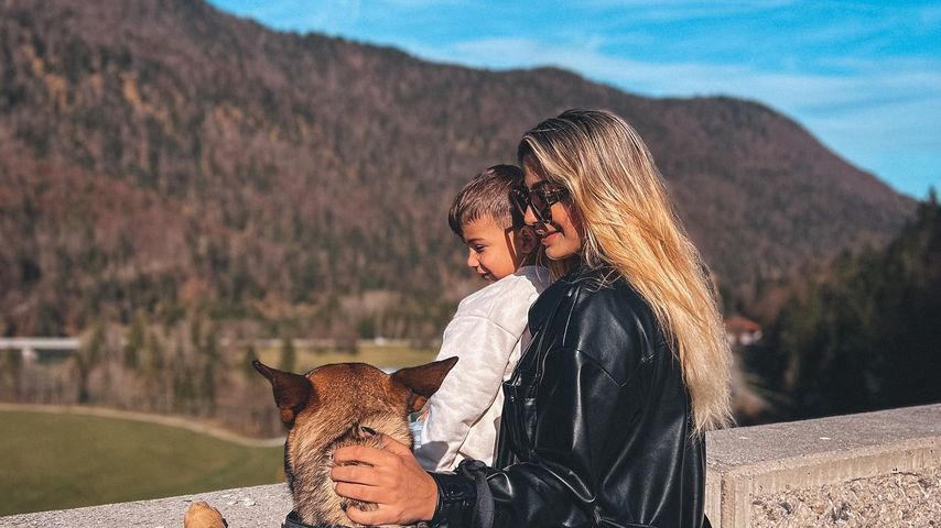 Jenefer Riili mit ihrem Sohn im Oktober 2022