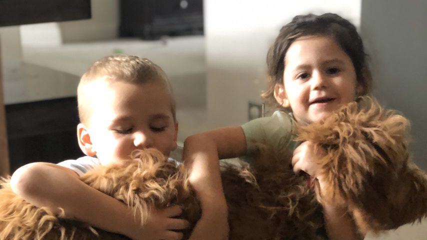 Jenelle Evans Kinder Kaiser und Ensley mit ihrem Hund Rosey