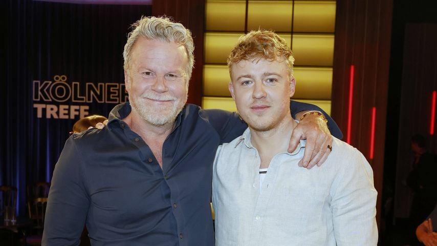 Jenke von Wilmsdorff & Sohn testen Wege aus Schlaflosigkeit