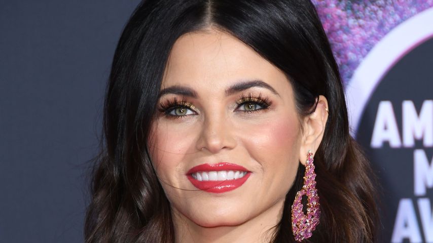 Auch mal leger unterwegs: Schwangere Jenna Dewan im Overall