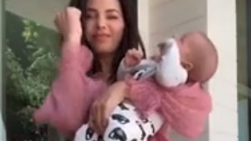 Jenna Dewan tanzt mit ihrem Baby Callum auf der Terrasse
