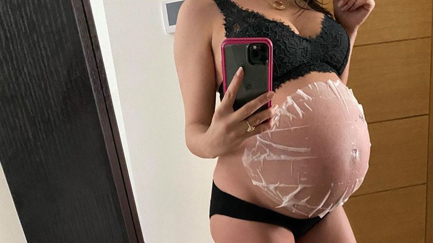 Jenna Dewans Babybauch mit einer Pflegemaske