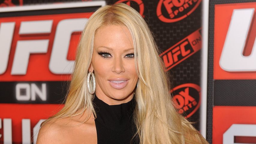 Mysteriöse Krankheit: Jenna Jameson kann mit Gehhilfe laufen
