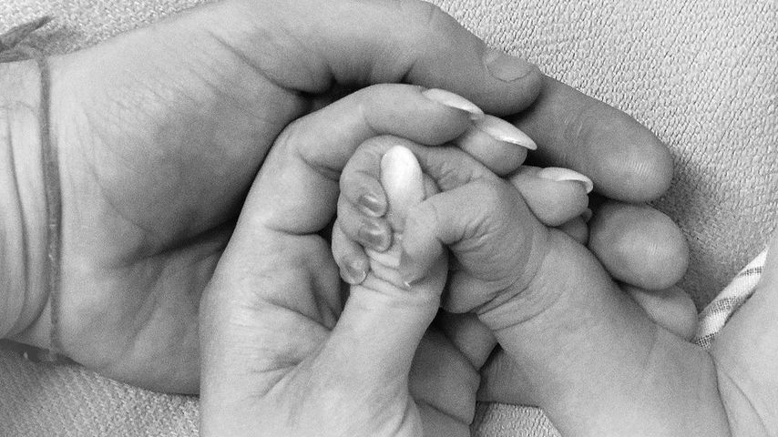 Jenna Johnson und Val Chmerkovskiys Hände mit der ihres Babys