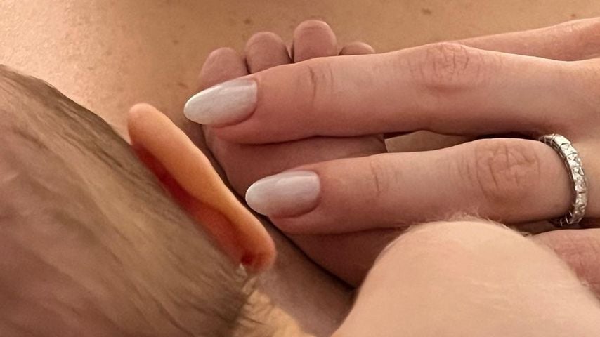 Jenna Johnson hält ihr Baby auf dem Arm