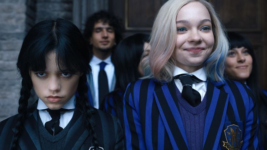 Jenna Ortega und Emma Myers in "Wednesday"