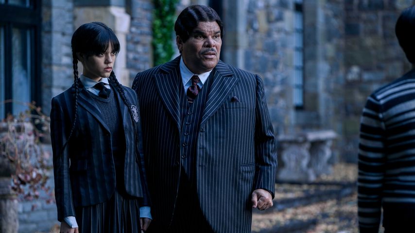 Jenna Ortega und Luiz Guzmán in der Serie "Wednesday"