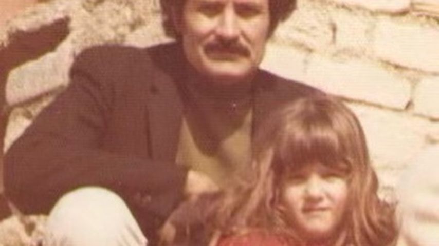 Jennifer Aniston und ihr Papa John, als Jennifer noch ein kleines Mädchen war