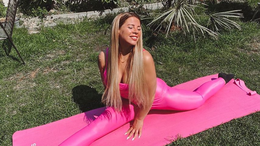Knallpinkes Sport-Outfit: Jenny Frankhauser turnt im Garten!