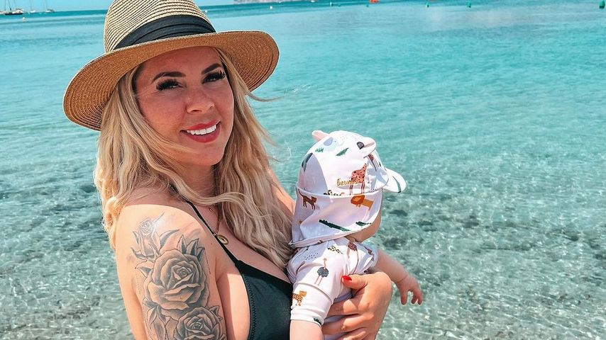 Jennifer Frankhauser steht mit ihrem Sohn Damian