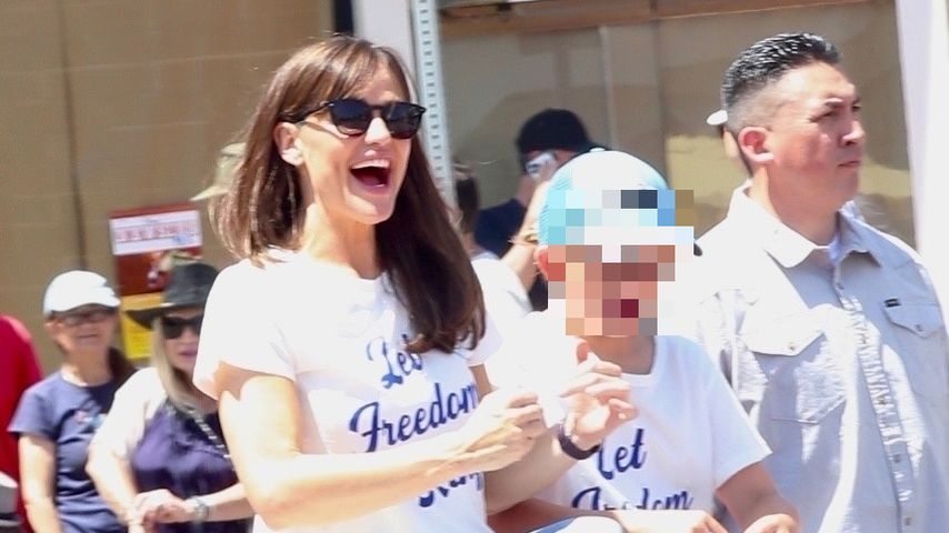 Jennifer Garner und ihr Sohn Samuel im roten Cabrio, Juli 2022