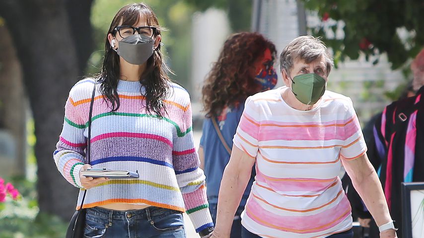 Jennifer Garner mit Mama Patricia im Partnerlook unterwegs