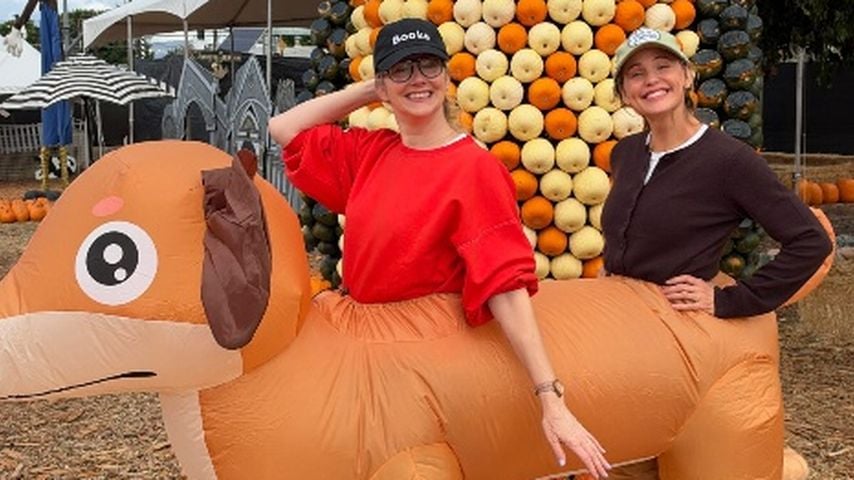 Jennifer Garner und Judy Greer im Hundekostüm