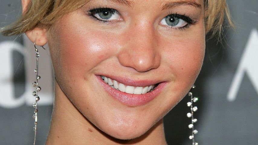 Jennifer Lawrence bietet Huckepack-Service ins Hotel!