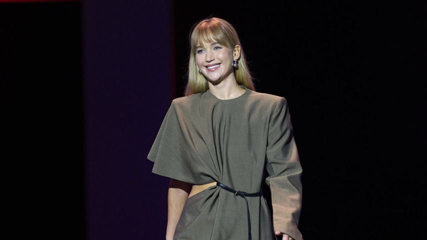 Erst ohne, dann mit Pony: Jennifer Lawrence glänzt bei Event