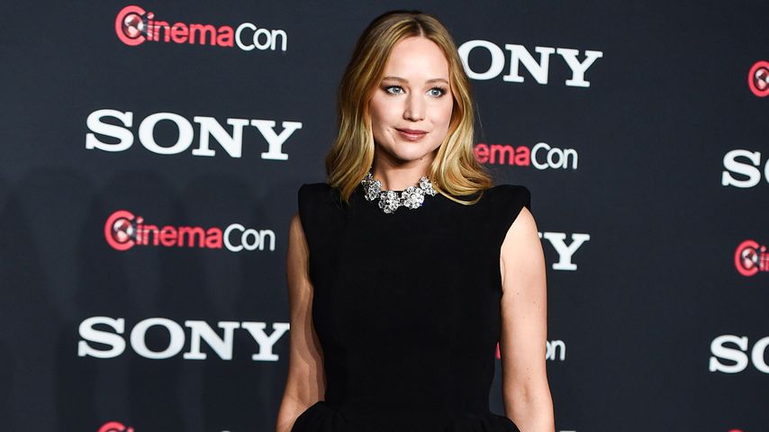 Jennifer Lawrence präsentiert ihre Beine im Minikleidchen