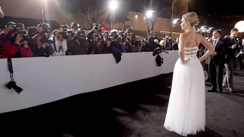 Nach Verlobungs-Gerüchten: JLaw übt im Brautkleid-Look!