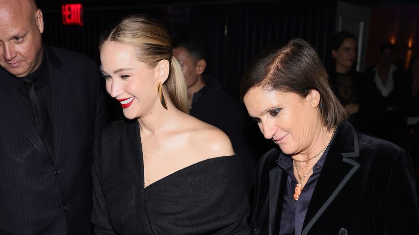 Jennifer Lawrence mit der Designerin Maria Grazia Chiuri, Oktober 2023