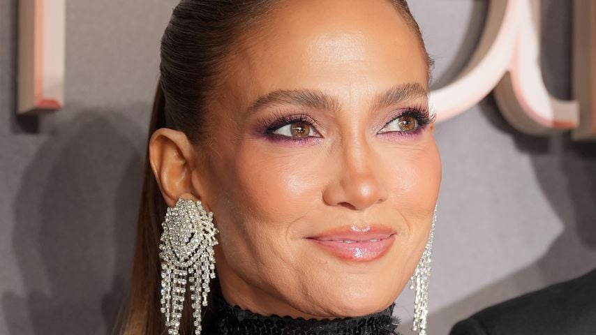 Wow: Jennifer Lopez bezirzt in Paris mit Mega-Dekolleté