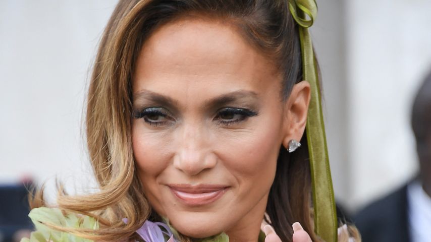 Jennifer Lopez auf der Pariser Fashion Week 2024