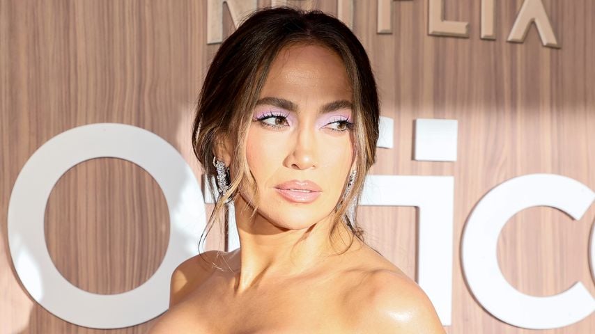 Bei der Premiere von Netflix' "Office Romance" in New York: Jennifer Lopez am Regal Union Square.