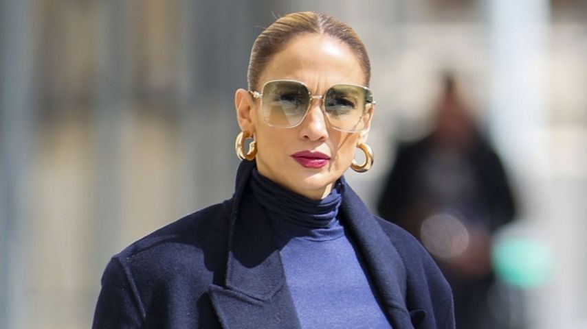 Marineblauer Look: So lässig ist J.Lo auf Wohnungssuche!