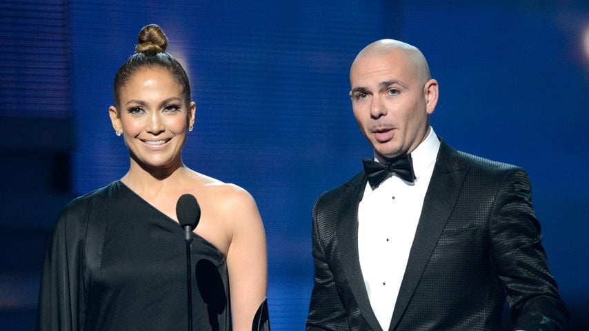 Jennifer Lopez und Pitbull sprechen bei den Grammy Awards 2013 in Los Angeles
