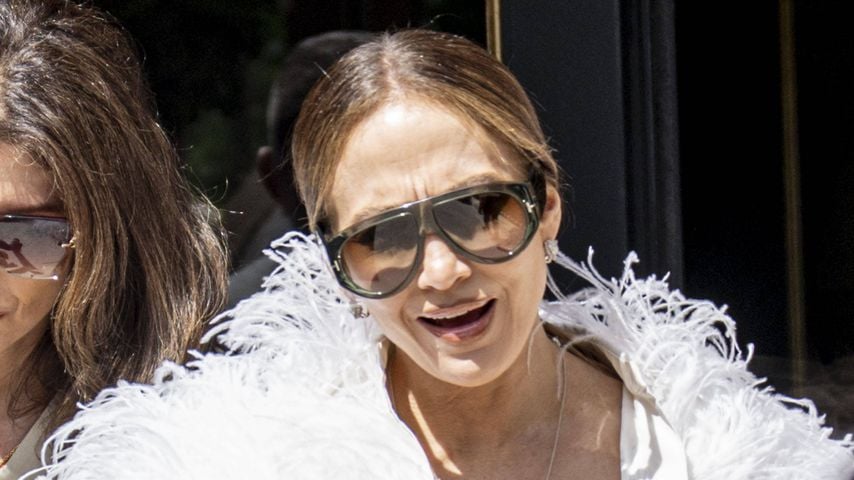 In Paris: Jennifer Lopez mit auffälligem weißen Feder-Look, Juli 2026
