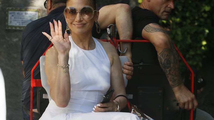 Braut-Look: Jennifer Lopez erstrahlt ganz in Weiß auf Capri