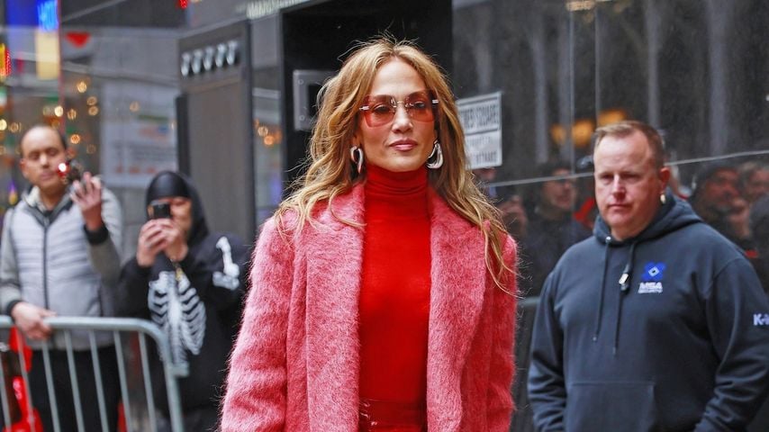 Top oder Flop? Jennifer Lopez trägt knallrotes Outfit in NYC
