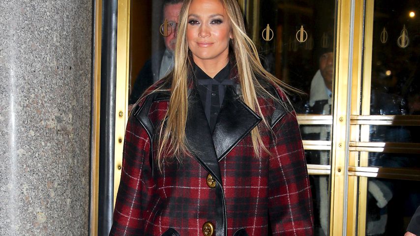 In Leder und Karo: So cool geht Jennifer Lopez zur SNL-Party