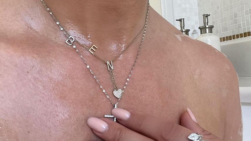 Jennifer Lopez mit "Ben"-Kette
