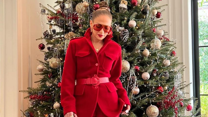 Rotes Outfit: Jennifer Lopez bereit für das Weihnachtsfest